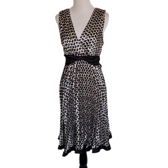 Silky Checkered Dress With Lots Of Gathering To Make A Pleated Skirt (10) - Picture 2 of 4